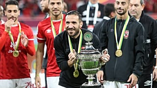 صورة من الارشيف- احتفال لاعبي الأهلي بكأس الأبطال عقب مباراة كأس السوبر لكرة القدم بين الأهلي المصري والرجاء المغربي ، ملعب أحمد بن علي، الريان- قطر 