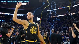 El base de los Golden State Warriors, Stephen Curry, celebra después de que los Warriors derrotasen a los Denver Nuggets en San Francisco, el 16 de abril de 2022.