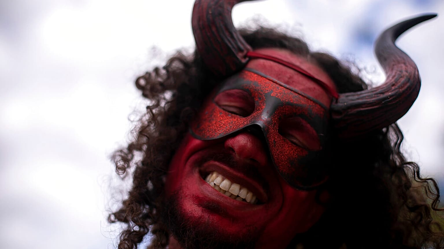 Un homme masqué dansant lors du traditionnel carnaval de la culture noire "Feira das Yabas" dans la banlieue de Rio de Janeiro, au Brésil, dimanche 17 avril 2022.
