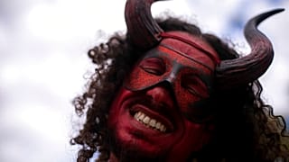 Un homme masqué dansant lors du traditionnel carnaval de la culture noire "Feira das Yabas" dans la banlieue de Rio de Janeiro, au Brésil, dimanche 17 avril 2022.
