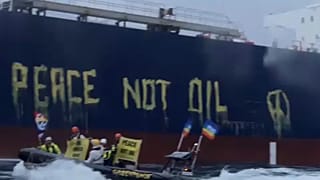 Der Greenpeace-Slogan an der Schiffswand des russischen Frachters