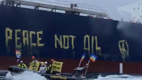 Der Greenpeace-Slogan an der Schiffswand des russischen Frachters