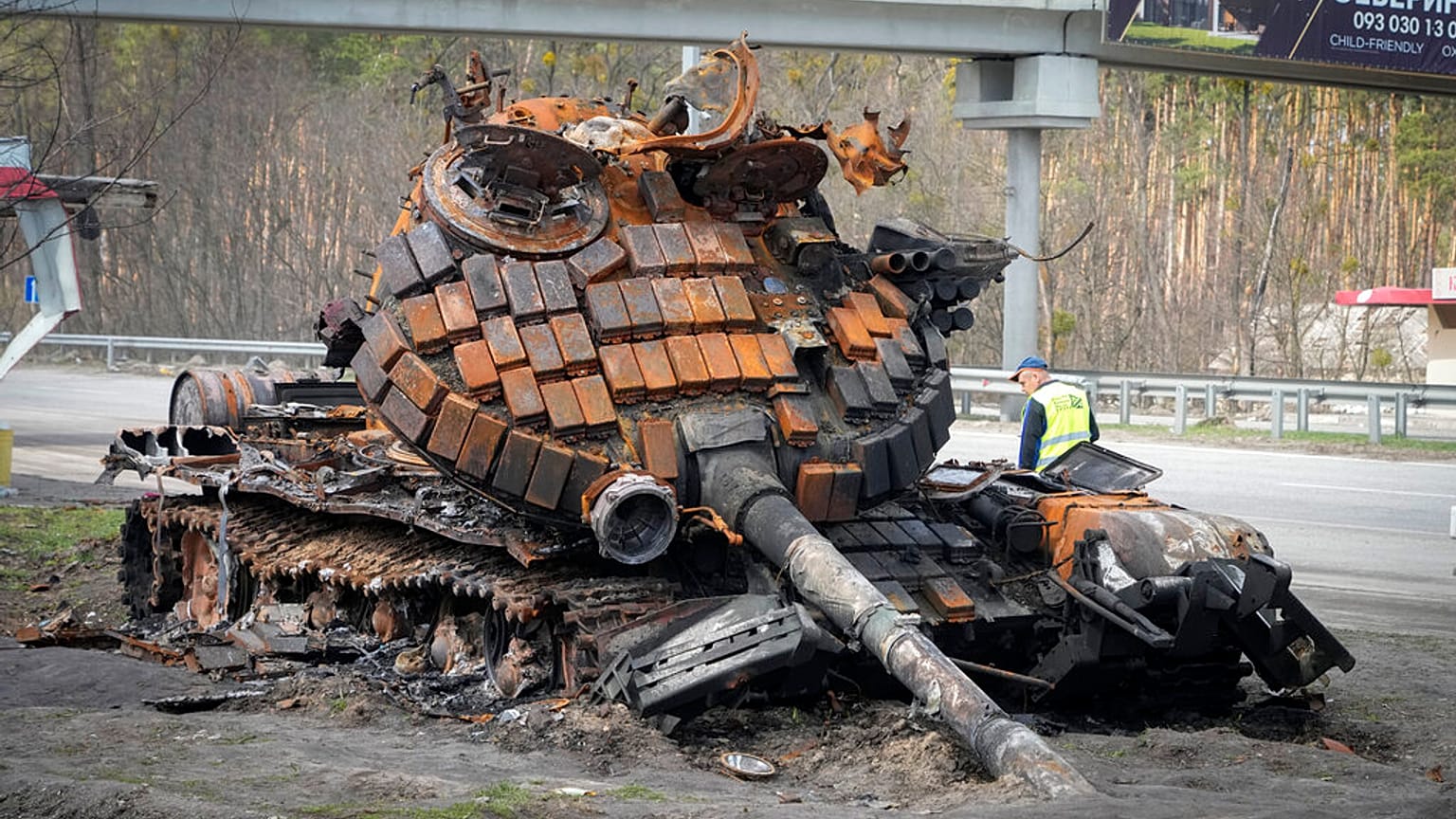 Kilőtt orosz tank egy ukrán autópálya mellett