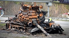Kilőtt orosz tank egy ukrán autópálya mellett