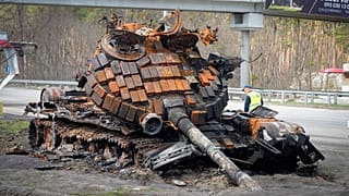 Kilőtt orosz tank egy ukrán autópálya mellett