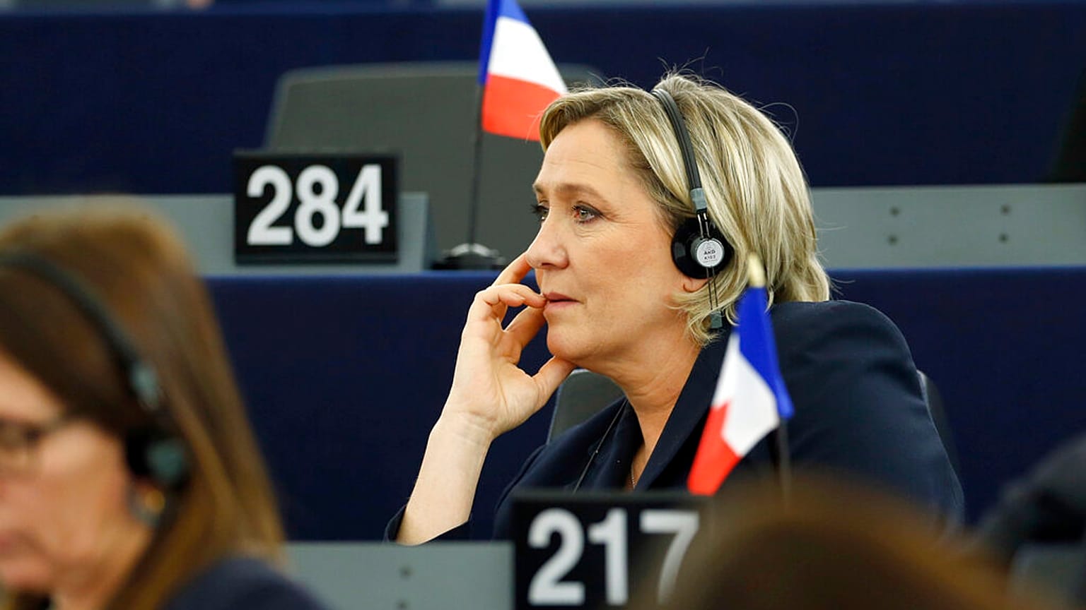 Marine Le Pen'in yakın çevresi seçim öncesi sert başörtüsü yasağı mesajlarını yumuşattı