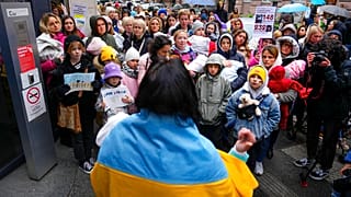 Des manifestants tiennent des poupées représentant des victimes de la guerre en Ukraine lors d'un rassemblement à Budapest, en Hongrie, samedi 2 avril 2022.