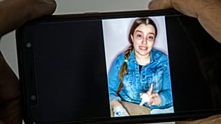مقطع فيديو للمؤثرة المصرية على موقع تيك توك حنين حسام تطالب السلطات المصرية إسقاط التهم الموجهة إليها في القاهرة، مصر.