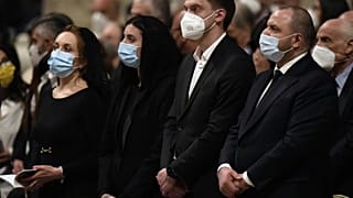 Ο ΔΗΜΑΡΧΟΣ ΜΕΛΙΤΟΠΟΛΗΣ ΣΤΟ ΚΕΝΤΡΟ ΠΑΡΑΚΟΛΟΥΘΕΙ ΤΗΝ ΑΝΑΣΤΑΣΙΜΗ ΛΕΙΤΟΥΡΓΙΑ ΣΤΟ ΒΑΤΙΚΑΝΟ