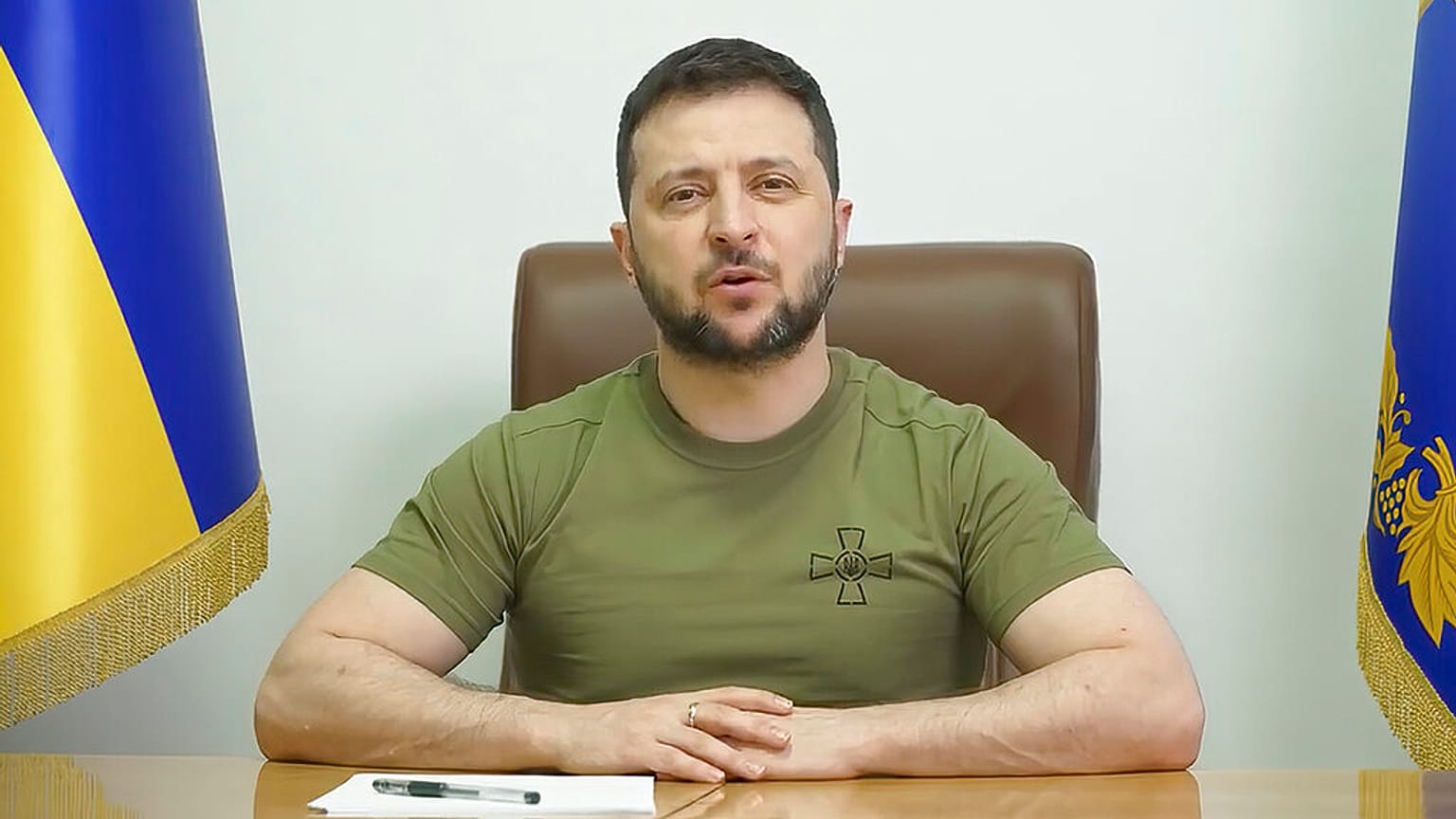 Le président ukrainien Volodymyr Zelensky s'exprimant depuis Kyiv, en Ukraine, dimanche 17 avril 2022.