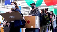 Ταξιδιώτες με μάσκες στο αεροδρόμιο του Σικάγο στις ΗΠΑ