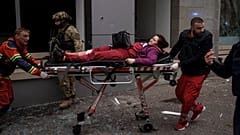 Verletzte Frau in Charkiw im Osten der Ukraine