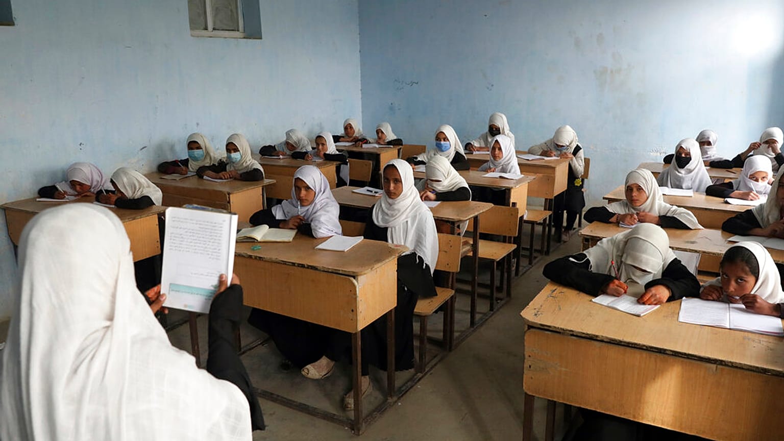 Des écolières afghanes suivent des cours dans une école primaire à Kaboul, en Afghanistan, le samedi 27 mars 2021.