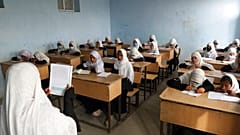 Des écolières afghanes suivent des cours dans une école primaire à Kaboul, en Afghanistan, le samedi 27 mars 2021.