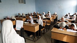 Des écolières afghanes suivent des cours dans une école primaire à Kaboul, en Afghanistan, le samedi 27 mars 2021.