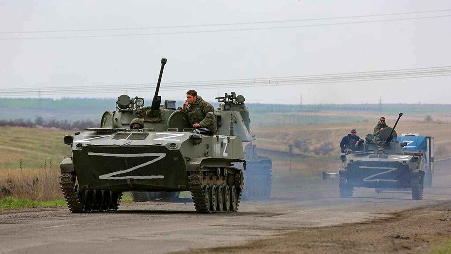 Rusya ordusuna ait askeri araçlar, Ukrayna'nın Mariupol kenti dışındaki ayrılıkçıların bulunduğu noktaya doğru giderken