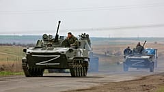 Rusya ordusuna ait askeri araçlar, Ukrayna'nın Mariupol kenti dışındaki ayrılıkçıların bulunduğu noktaya doğru giderken