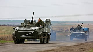 Rusya ordusuna ait askeri araçlar, Ukrayna'nın Mariupol kenti dışındaki ayrılıkçıların bulunduğu noktaya doğru giderken