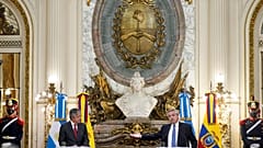 Guillermo Lasso y Alberto Fernández, durante su encuentro en Buenos Aires el 18 de abril de 2022