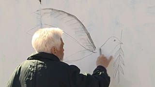رسومات في مدن روسية من أجل السلام في أوكرانيا. 