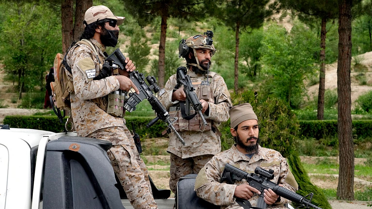 Afganistan'ın başkenti Kabil'de devriye gezen Taliban militanları 