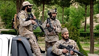 Afganistan'ın başkenti Kabil'de devriye gezen Taliban militanları 