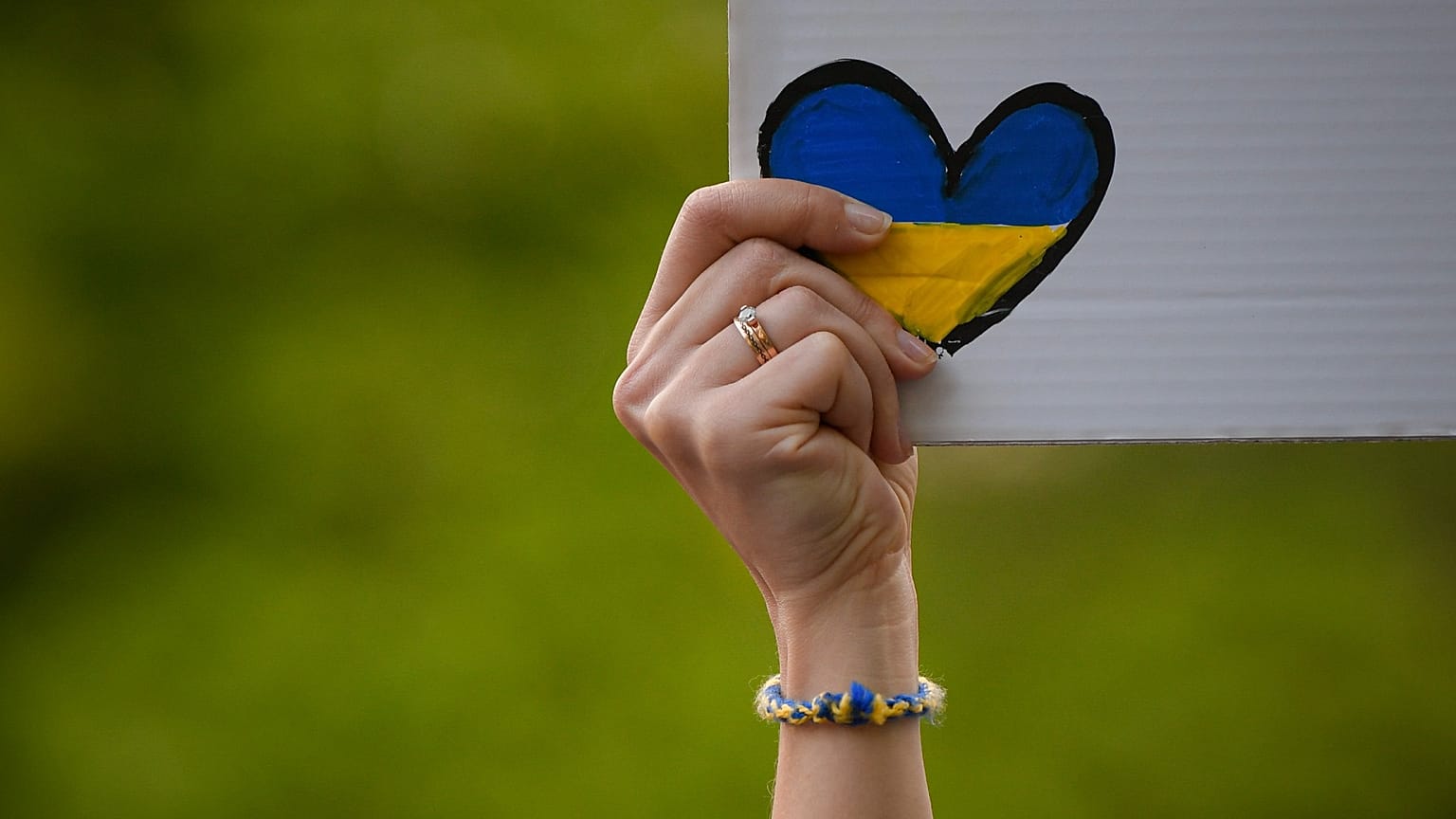 Une personne brandissant un cœur aux couleurs de l'Ukraine lors d'une manifestation devant l'ambassade russe à Bucarest, en Roumanie, le 16 avril 2022 