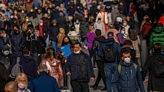 Transeúntes caminan por una calle del centro de Madrid, España, el jueves 10 de febrero de 2022