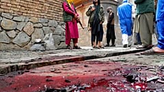 Talibanes custodian uno de los centros educativos afectados por los atentados terroristas en el oeste de Kabul