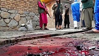 Talibanes custodian uno de los centros educativos afectados por los atentados terroristas en el oeste de Kabul