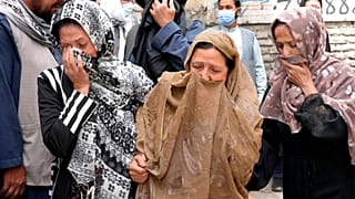 Les familles de victimes des explosions qui ont eu lieu devant une école à Kaboul, en Afghanistan, mardi 19 avril 2022.