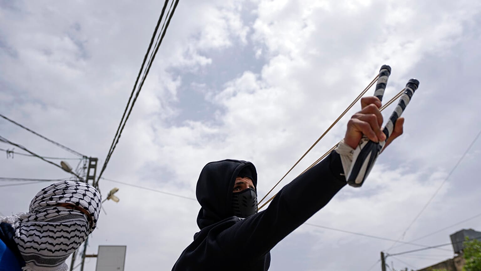 Un manifestant palestinien lors d'affrontements avec la police des frontières israélienne dans le village de Burqaa, au nord de Naplouse (Cisjordanie), mardi 19 avril 2022. 