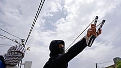 Un manifestant palestinien lors d'affrontements avec la police des frontières israélienne dans le village de Burqaa, au nord de Naplouse (Cisjordanie), mardi 19 avril 2022. 