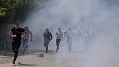 Palästinensische Demonstranten fliehen vor Tränengas