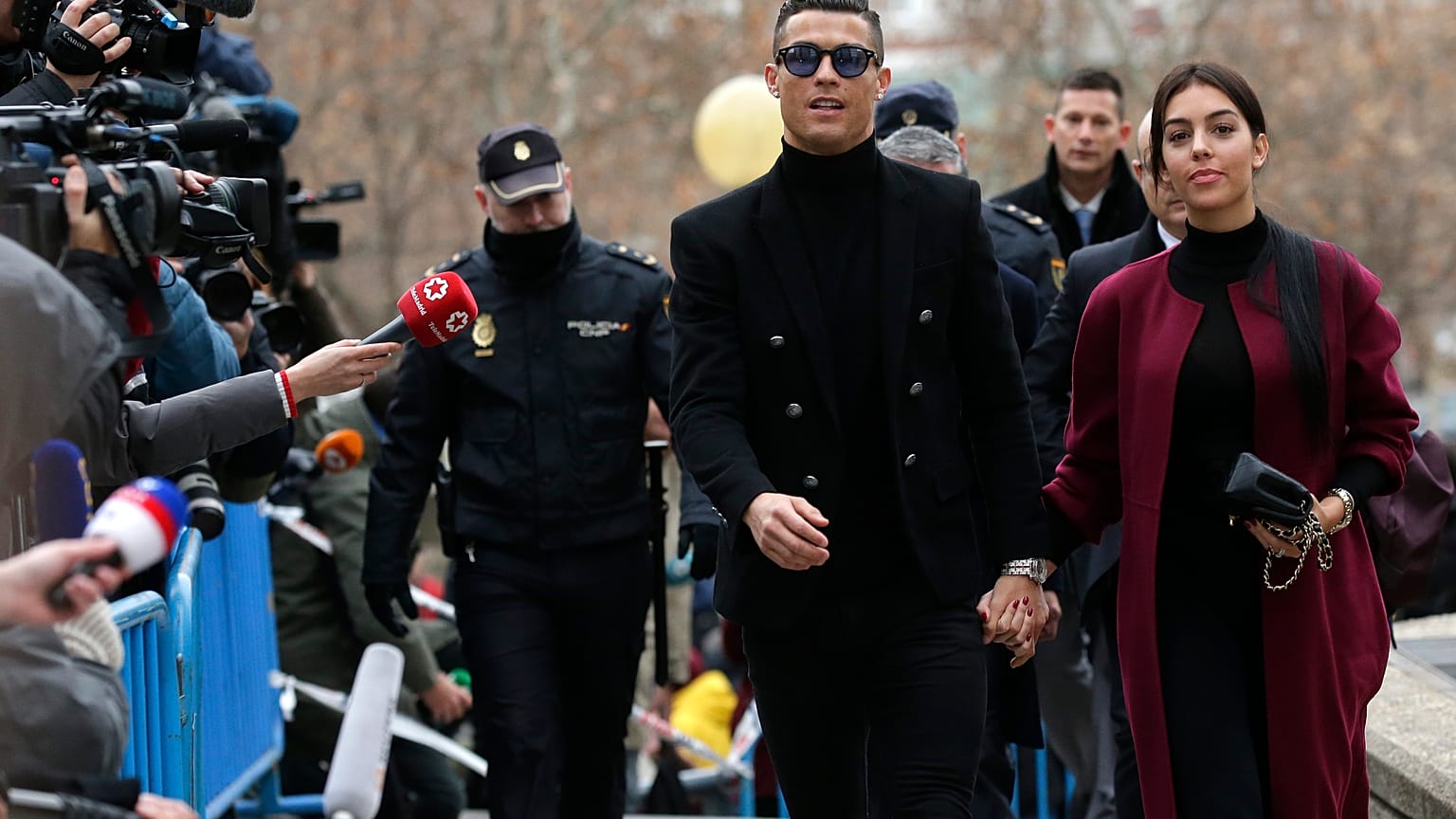 Cristiano Ronaldo llega al juzgado junto con Georgina Rodriguez en Madrid el martes 22 de enero de 2019. 