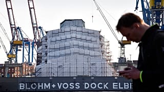 Von außen nicht zu sehen: Riesen-Jacht Dilbar im Hamburger Hafen im Dock von Blohm+Voss
