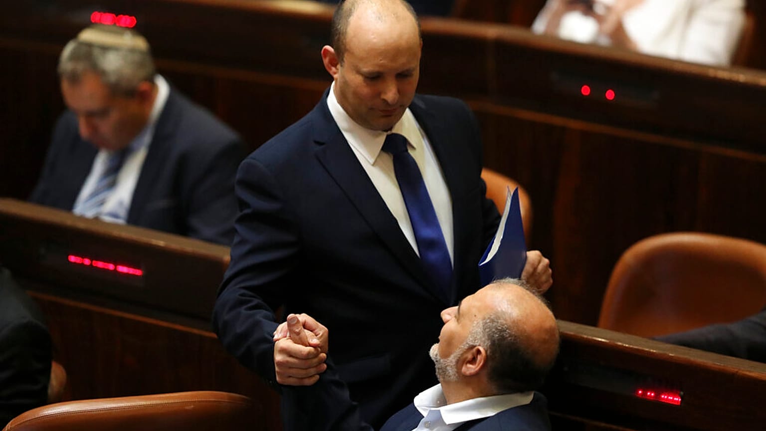 İsrail Başbakanı Naftali Bennett ve koalisyon ortağı Birleşik Arap Listesi lideri Mansur Abbas (oturan)