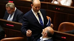 İsrail Başbakanı Naftali Bennett ve koalisyon ortağı Birleşik Arap Listesi lideri Mansur Abbas (oturan)