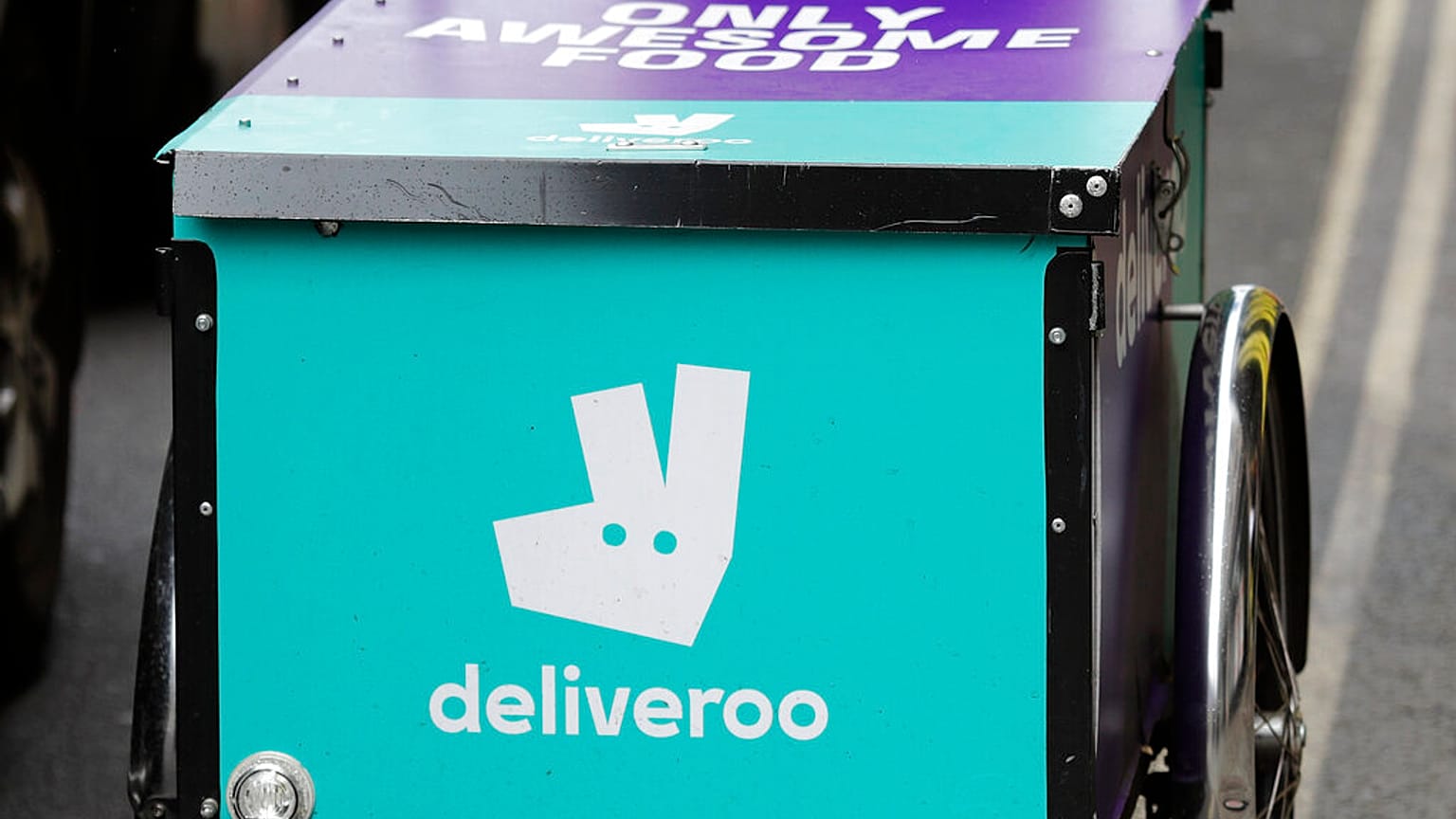 Le logo de la plateforme de livraison de repas Deliveroo, le 11 juillet 2017, Londres