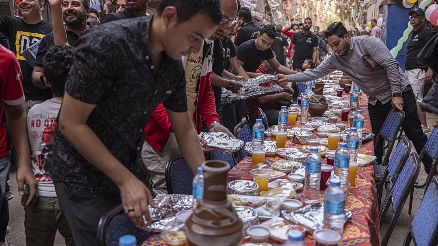 Préparation de l'Iftar, la rupture du jeûne, Mataria, Egypte, le 16 avril 2022