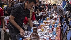 Préparation de l'Iftar, la rupture du jeûne, Mataria, Egypte, le 16 avril 2022