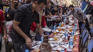 Préparation de l'Iftar, la rupture du jeûne, Mataria, Egypte, le 16 avril 2022