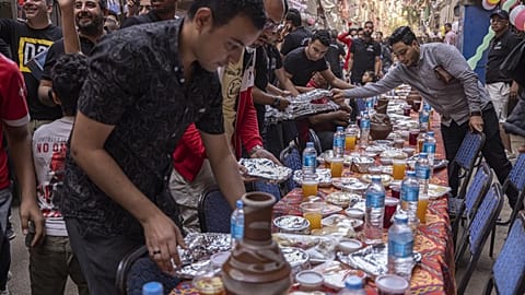 Préparation de l'Iftar, la rupture du jeûne, Mataria, Egypte, le 16 avril 2022