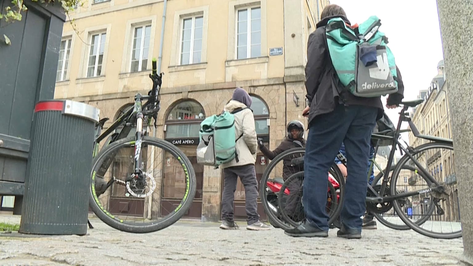 ARCHIVO - Trabajadores de Deliveroo, 20/3/2020, París, Francia