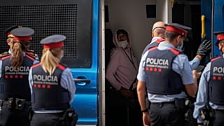 ضباط شرطة كتالونيا يلقون القبض على عملية تهريب واستهلاك المخدرات في برشلونة، إسبانيا.
