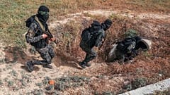 أعضاء في حركة الجهاد الإسلامي يدخلون نفقا في قطاع غزة.
