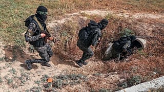 أعضاء في حركة الجهاد الإسلامي يدخلون نفقا في قطاع غزة.