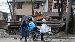 Menschen fliehen aus den umkämpften Gebieten im Osten der Ukraine