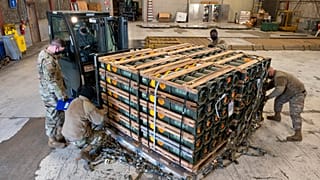 Иллюстрационное фото: американские военные готовят к отправке боеприпасы, вооружение и другую технику для нужд украинской армии