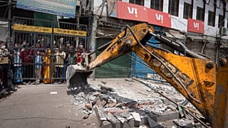 Hindistan'ın başkenti Yeni Delhi'de Müslümanlarla Hindular arasında çıkan çatışmanın ardındna Müslümanlara ait 50 ev ve işyeri buldozerle yıkıldı
